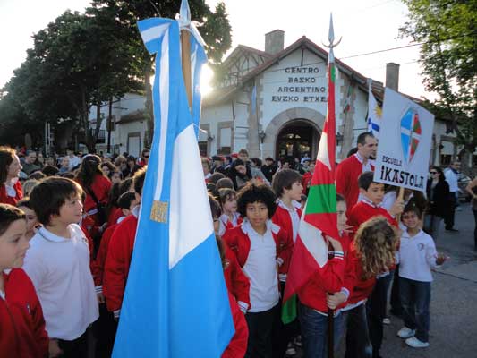 Delegations gathered in front of the euskal etxea to make their way to the Paris Theater (photo EuskalKultura.com)